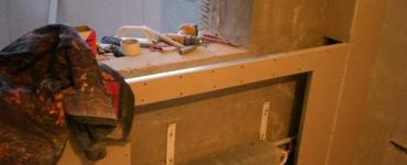 How to cover pipes and heating radiators with plasterboard Finishing a niche for a heating radiator with plasterboard
